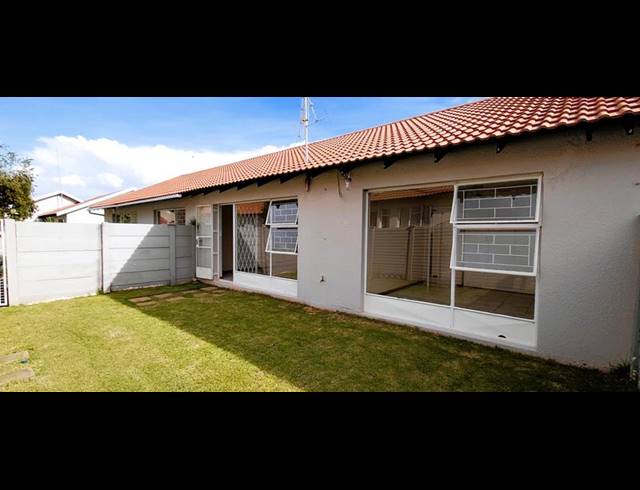 2 BEDROOM TOWNHOUSE FOR SALE IN LANGENHOVENPARK